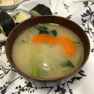 人参と玉ねぎと小松菜のお味噌汁♪